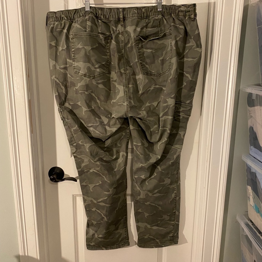 torrid Feel the Fit Olive Green Camo Cargo Pants - Utility Style - Picture 4 of 7